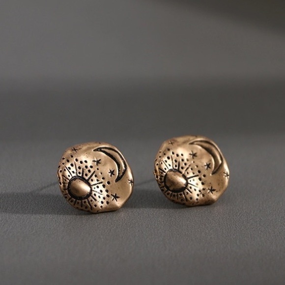 Vintage Gold Stud Earrings - Picture 4 of 5